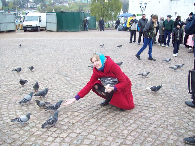 Ручные голуби на территории Троице-Сергиевой Лавры